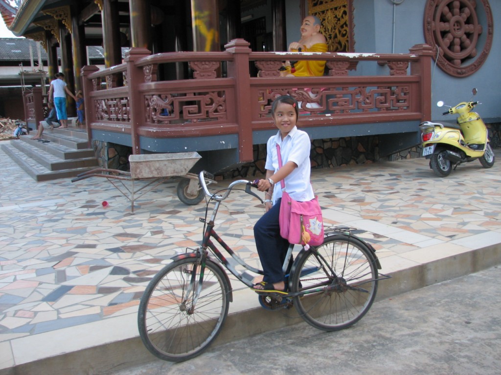 un vélo neuf pour se rendre à l'école