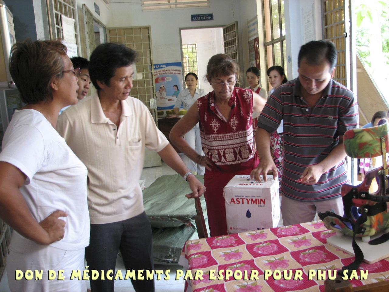 médicaments apportés par Espoir pour Phu San